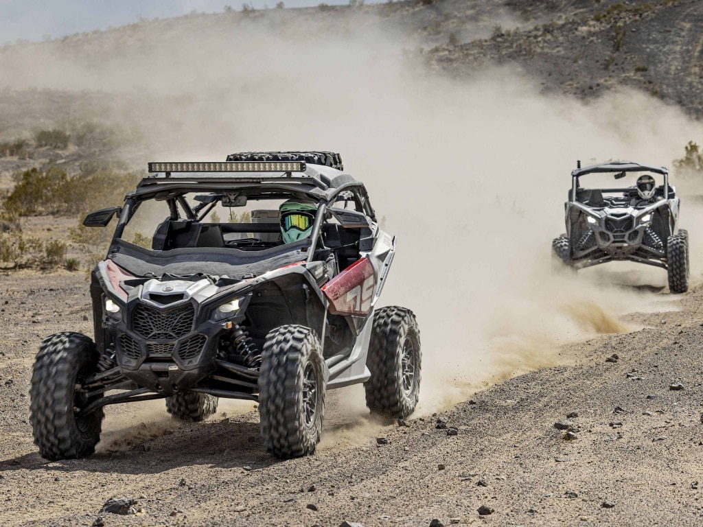 Hombre conduciendo un Can-Am Maverick X3