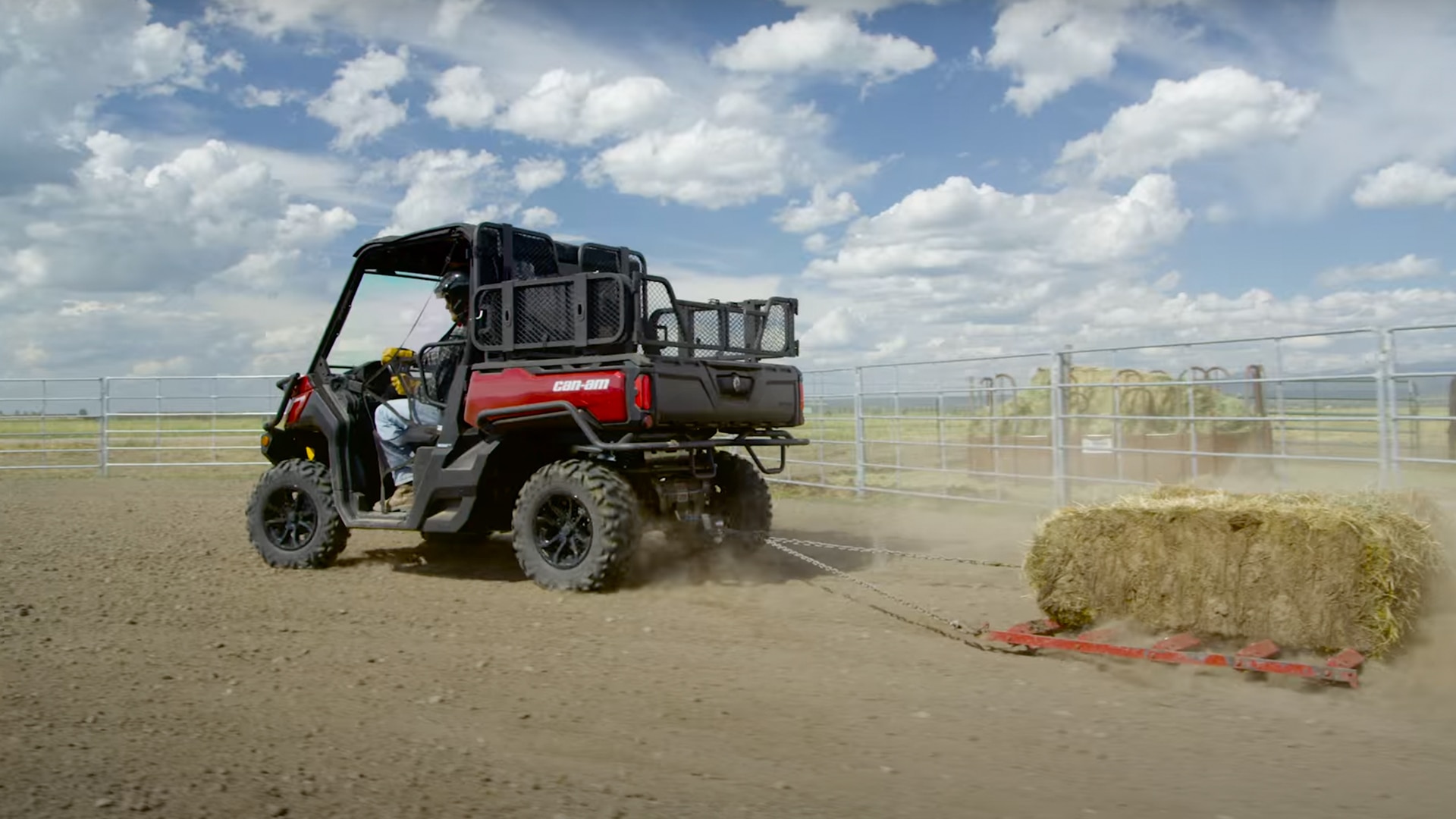 Can-Am Traxter qui tire une balle de foin