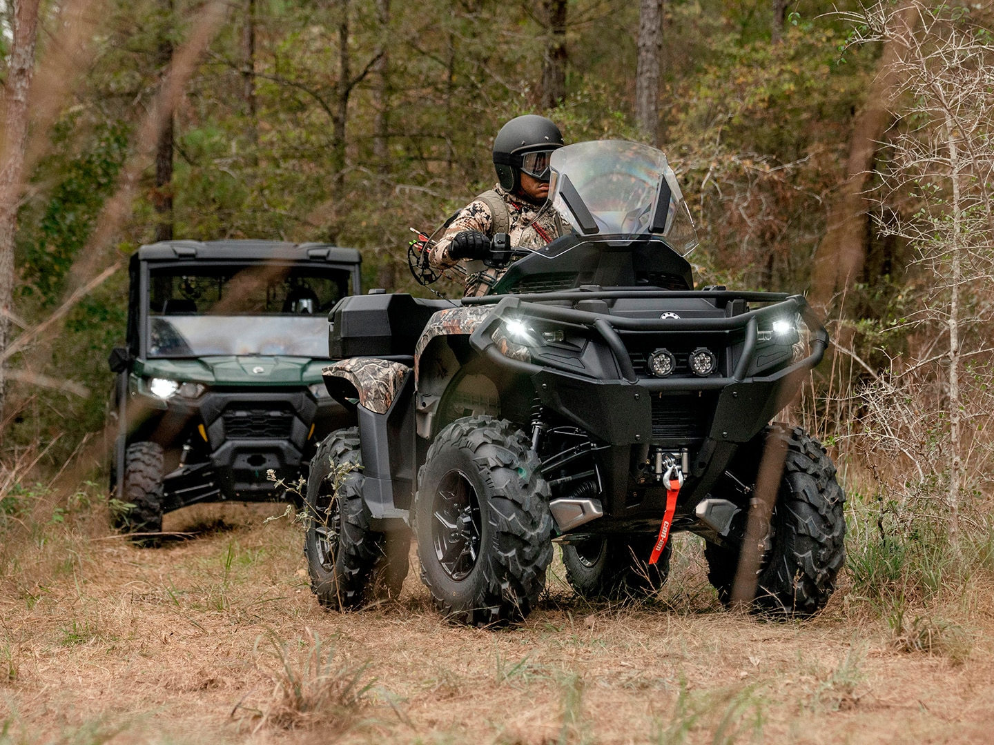 VTT Can-Am Outlander suivi par côte-à-côte Defender