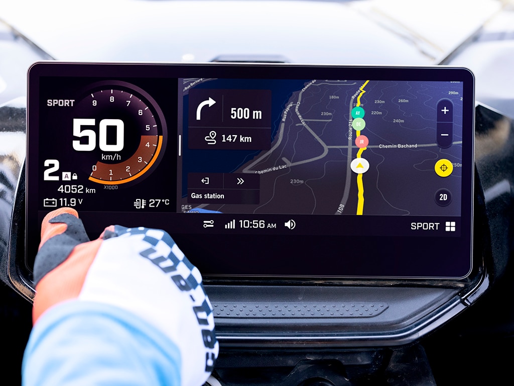 Un piloto Can-Am utiliza la pantalla táctil y muestra la opción de modo de conducción