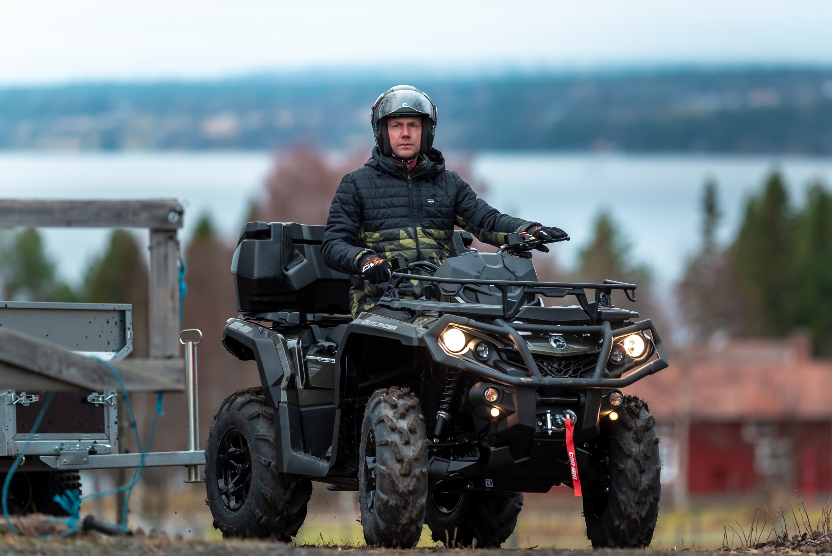 En ATV i en backe som drar en släpvagn