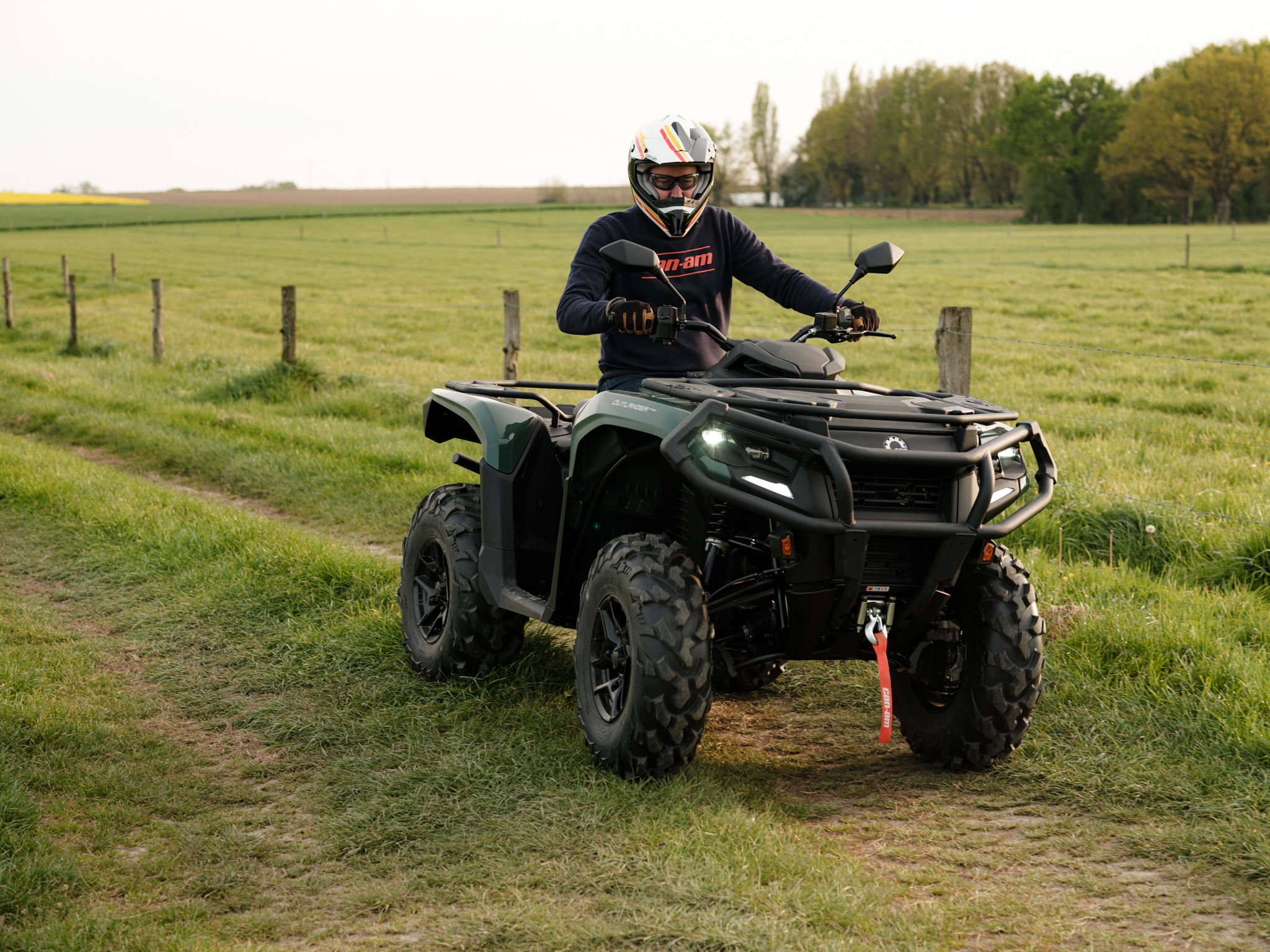 Pilote conduisant un quad Can Am sur un sentier de campagne