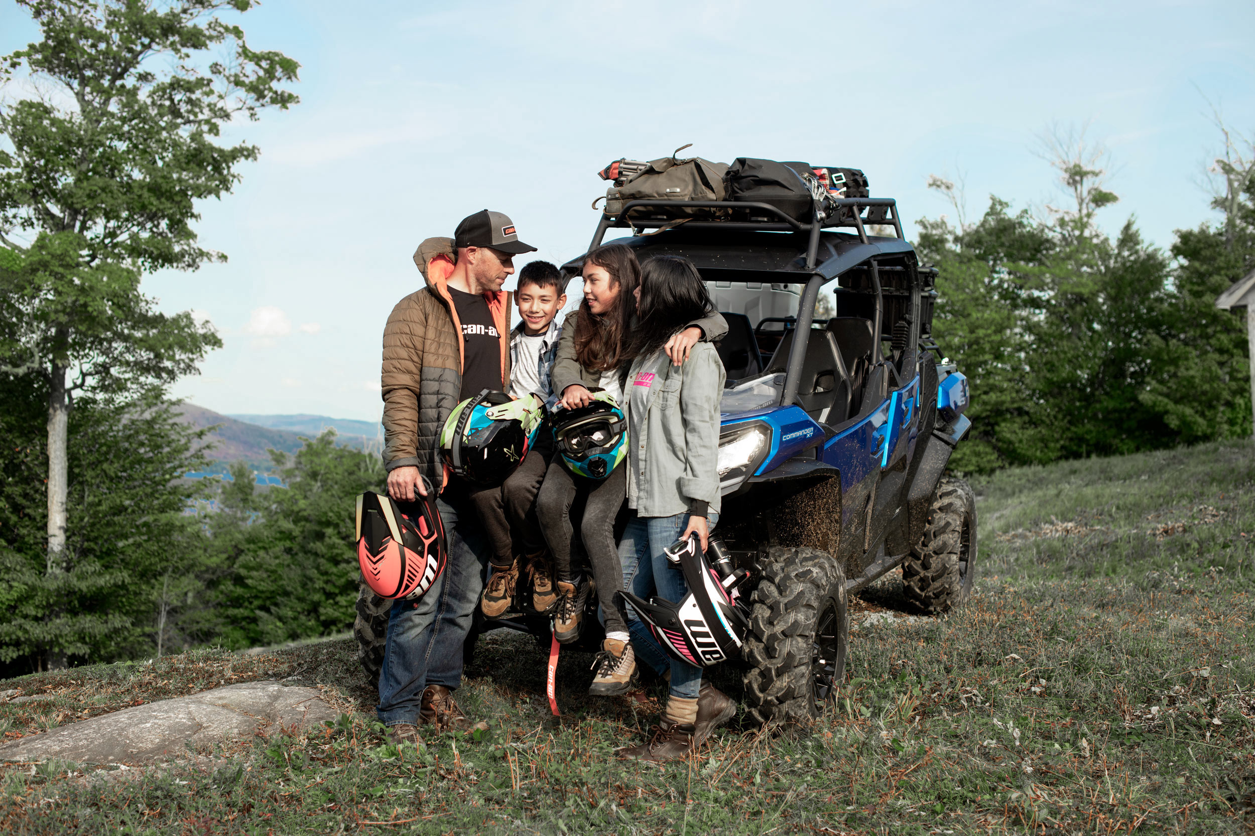 Una famila en un vehículo Can-Am