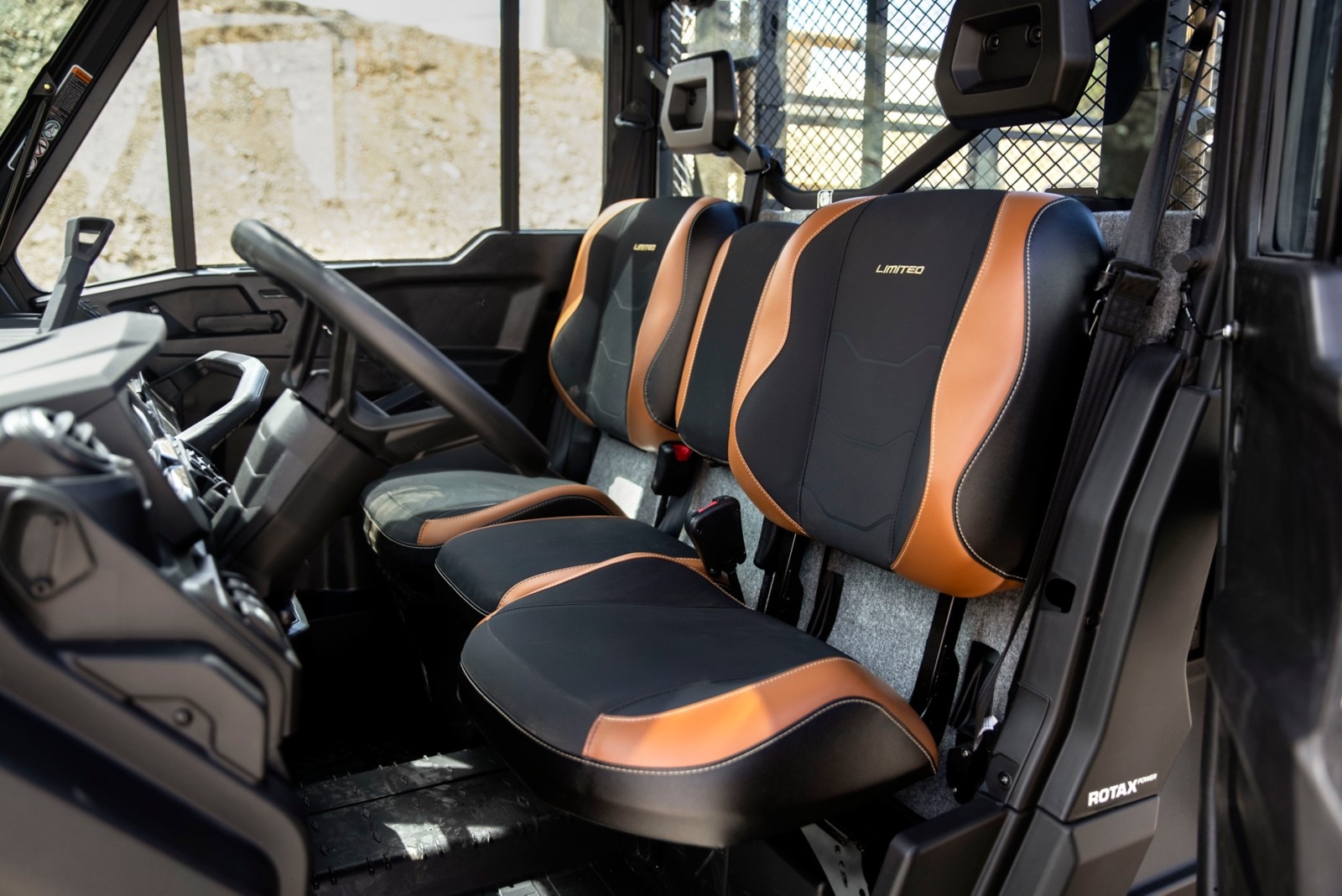 Foto del interior de la cabina incluyendo el asiento de un Can-Am Defender Limited.