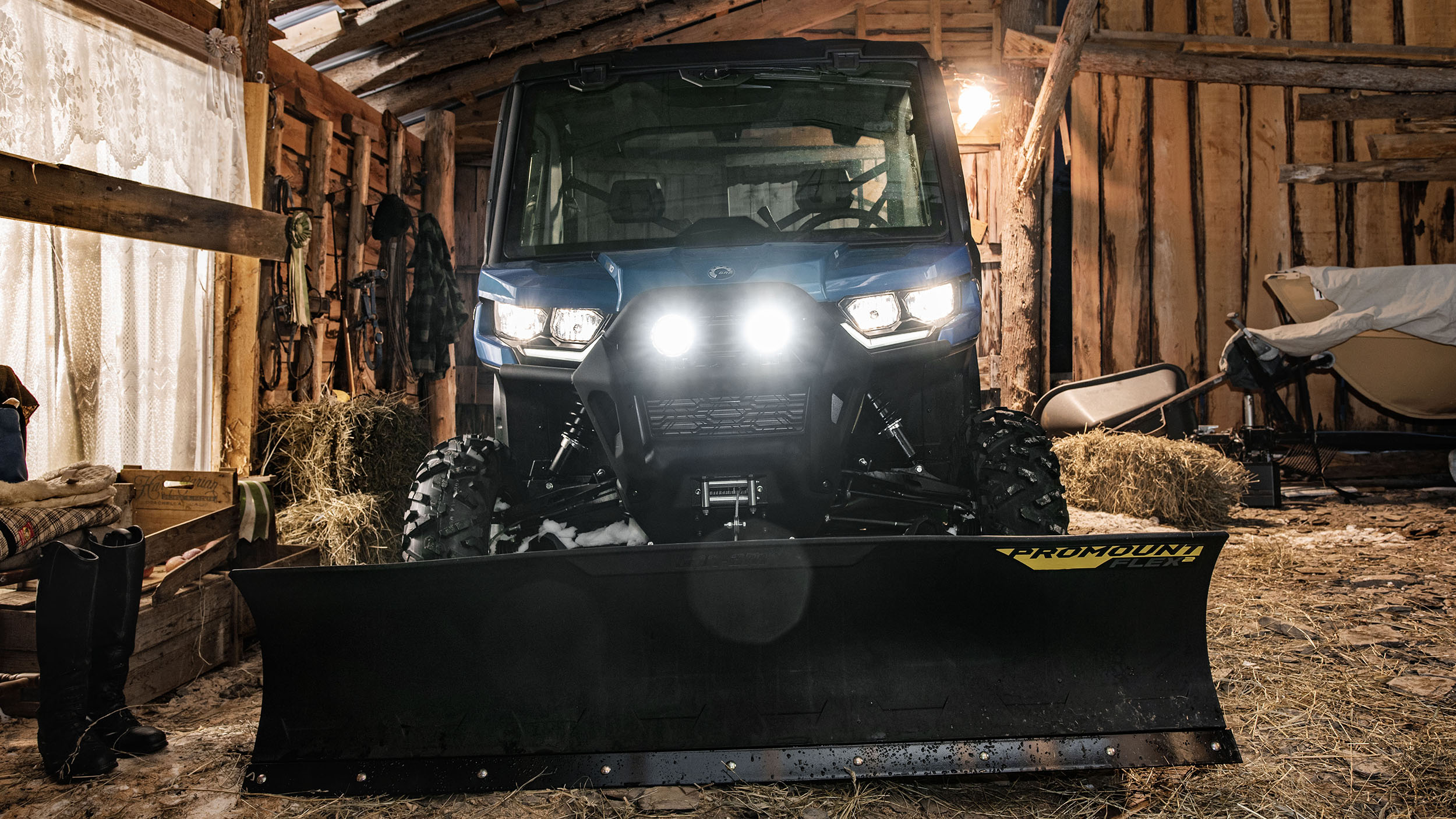Un Can-Am Defender dans une grange