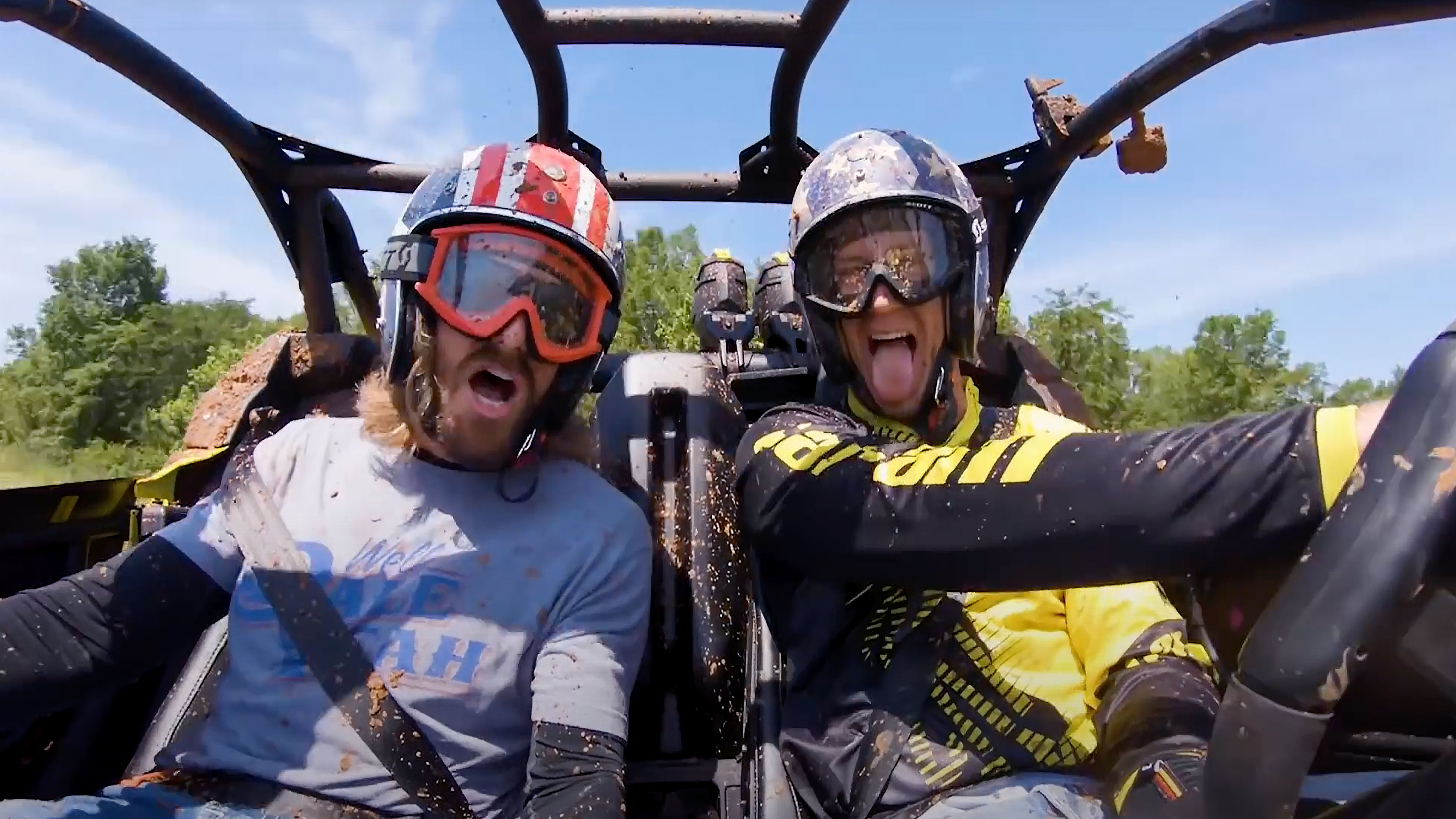 2 conductores en un vehículo Can-Am Off-Road