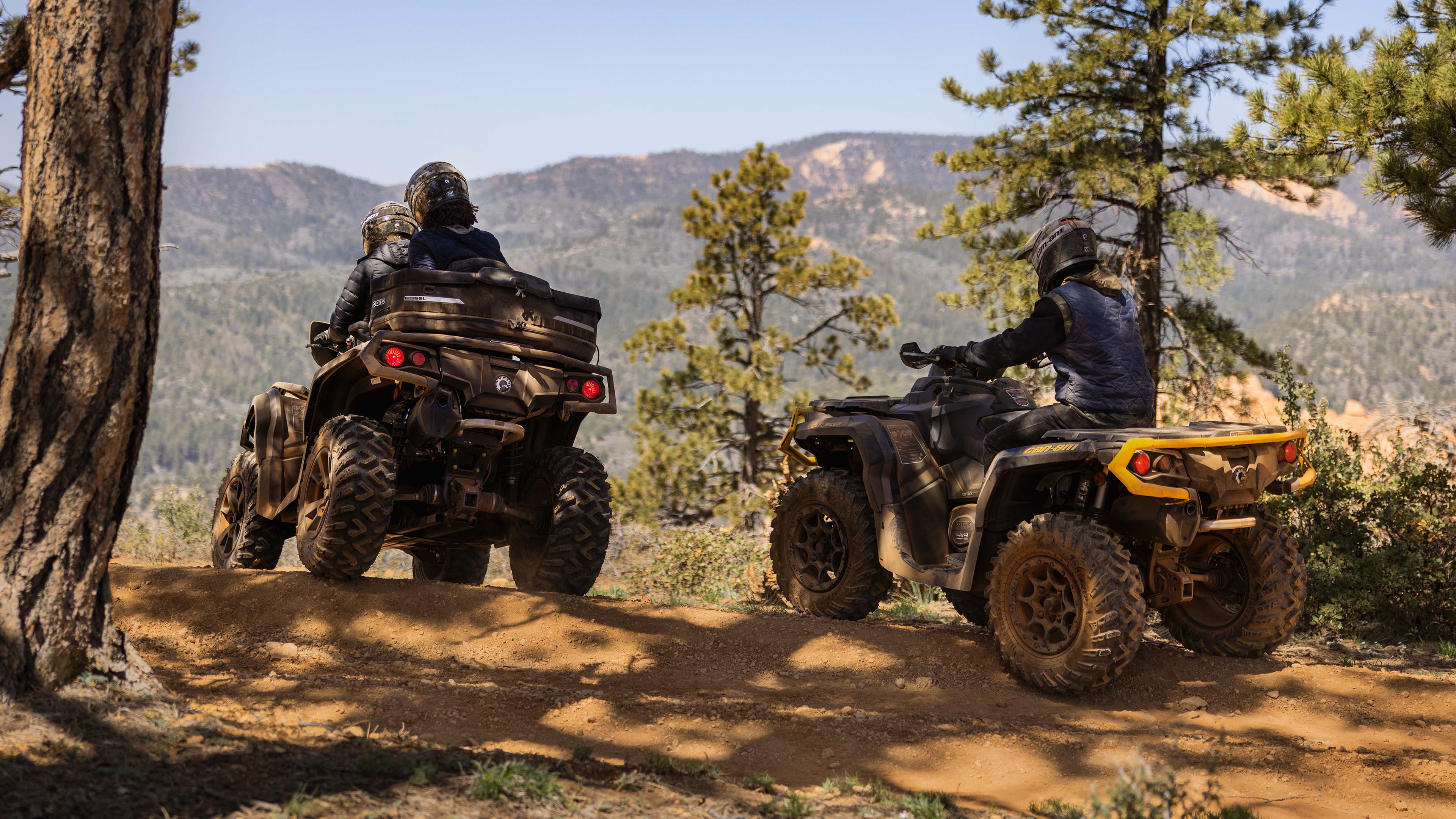 Un Can-Am Outlander XT 850 y un Outlander XT-P 1000R se siguen en un escenario de aventura
