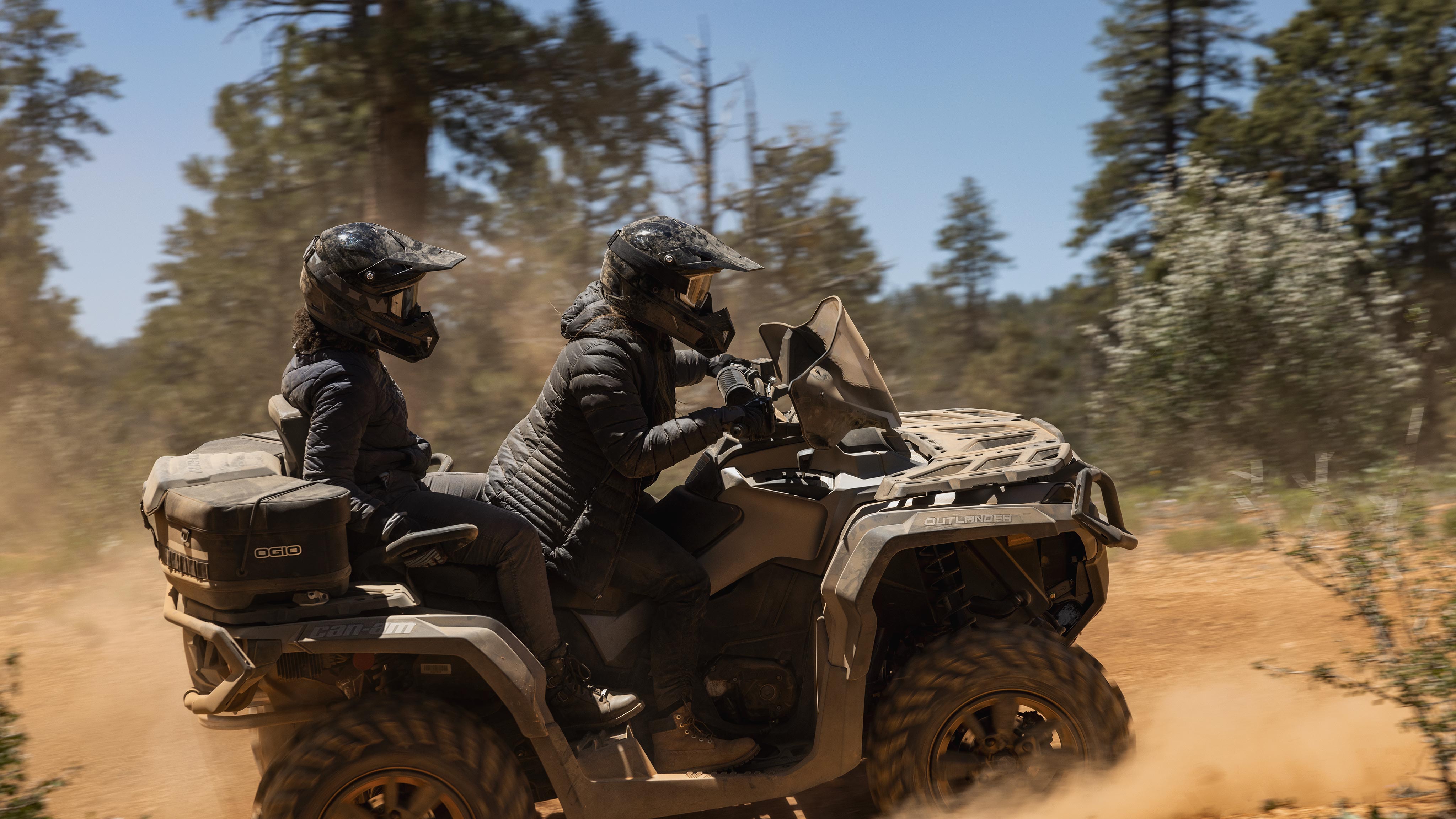 Dos pilotos en un Outlander MAX XT 850