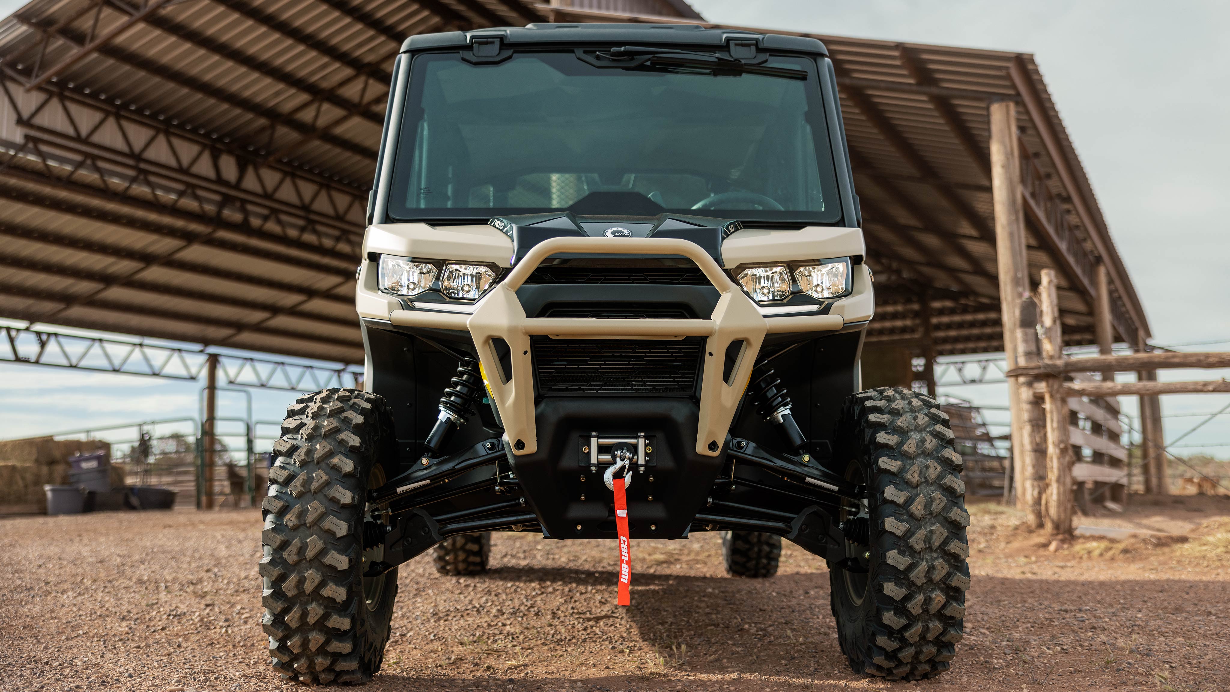 Vista frontal del Can-Am Defender Max Lone Star en un fondo de bosque.