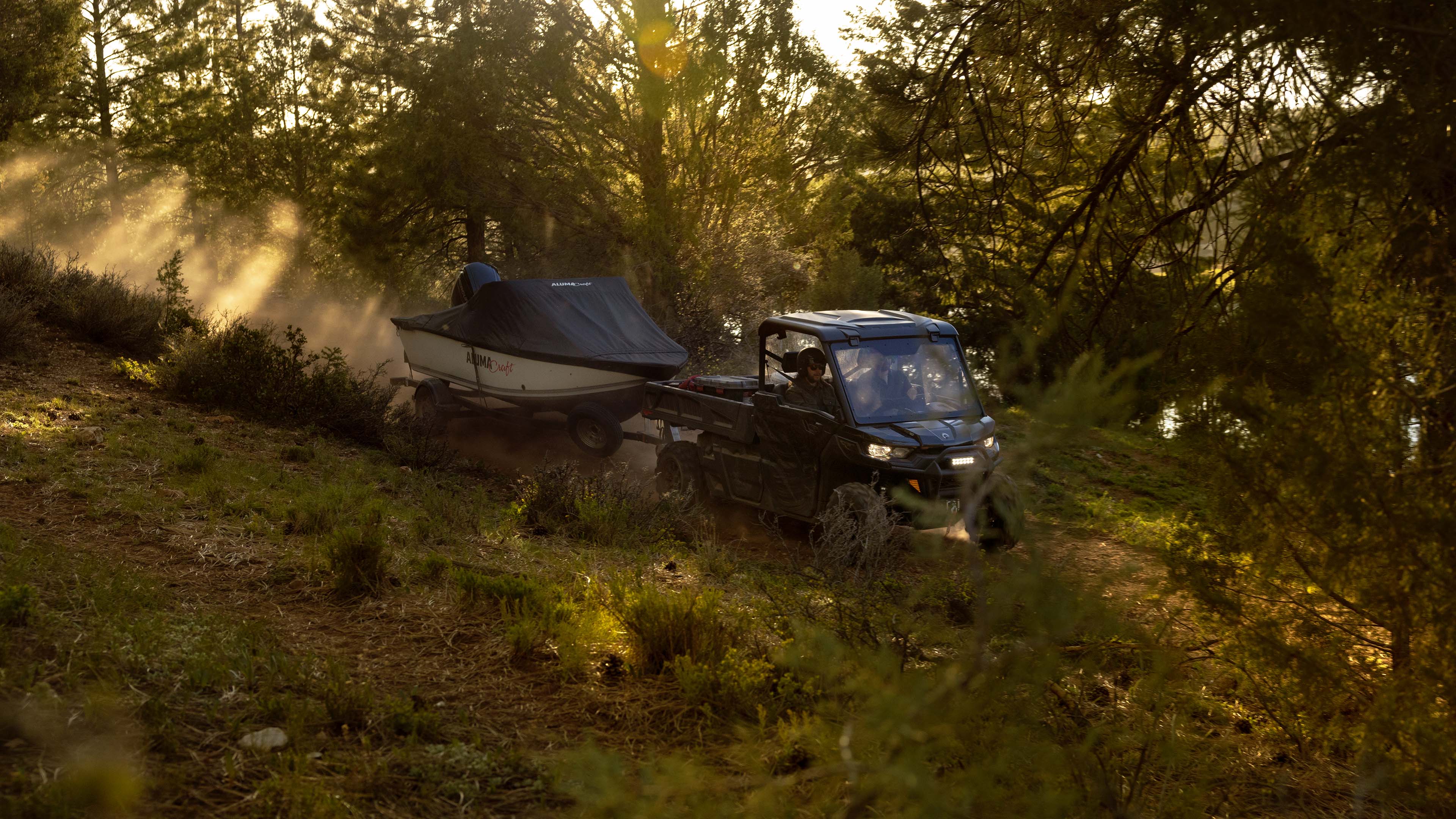 Defender PRO de Can-Am remolcando un bote