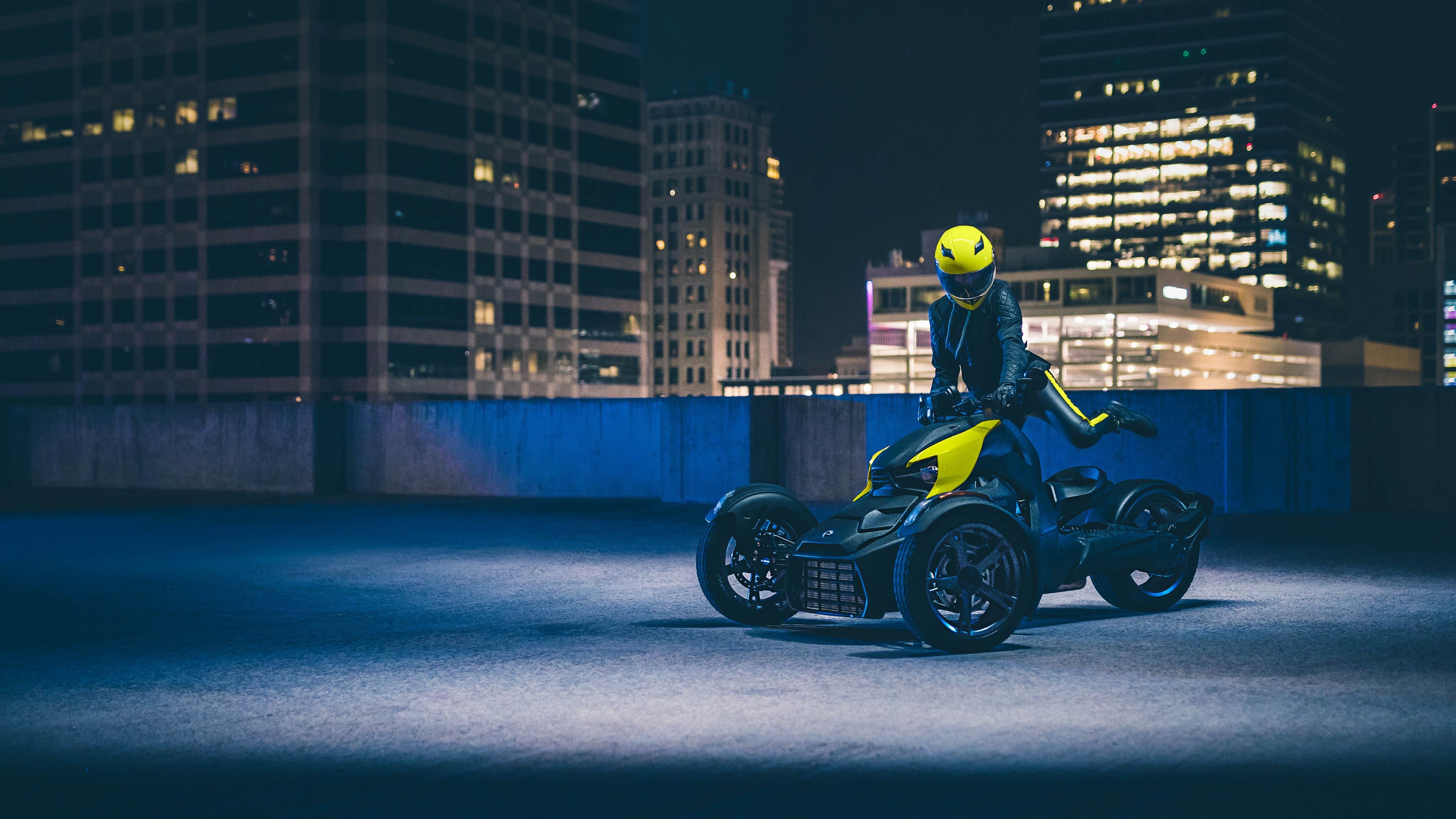 Femme pilotant son Can-Am Ryker noir et jaune