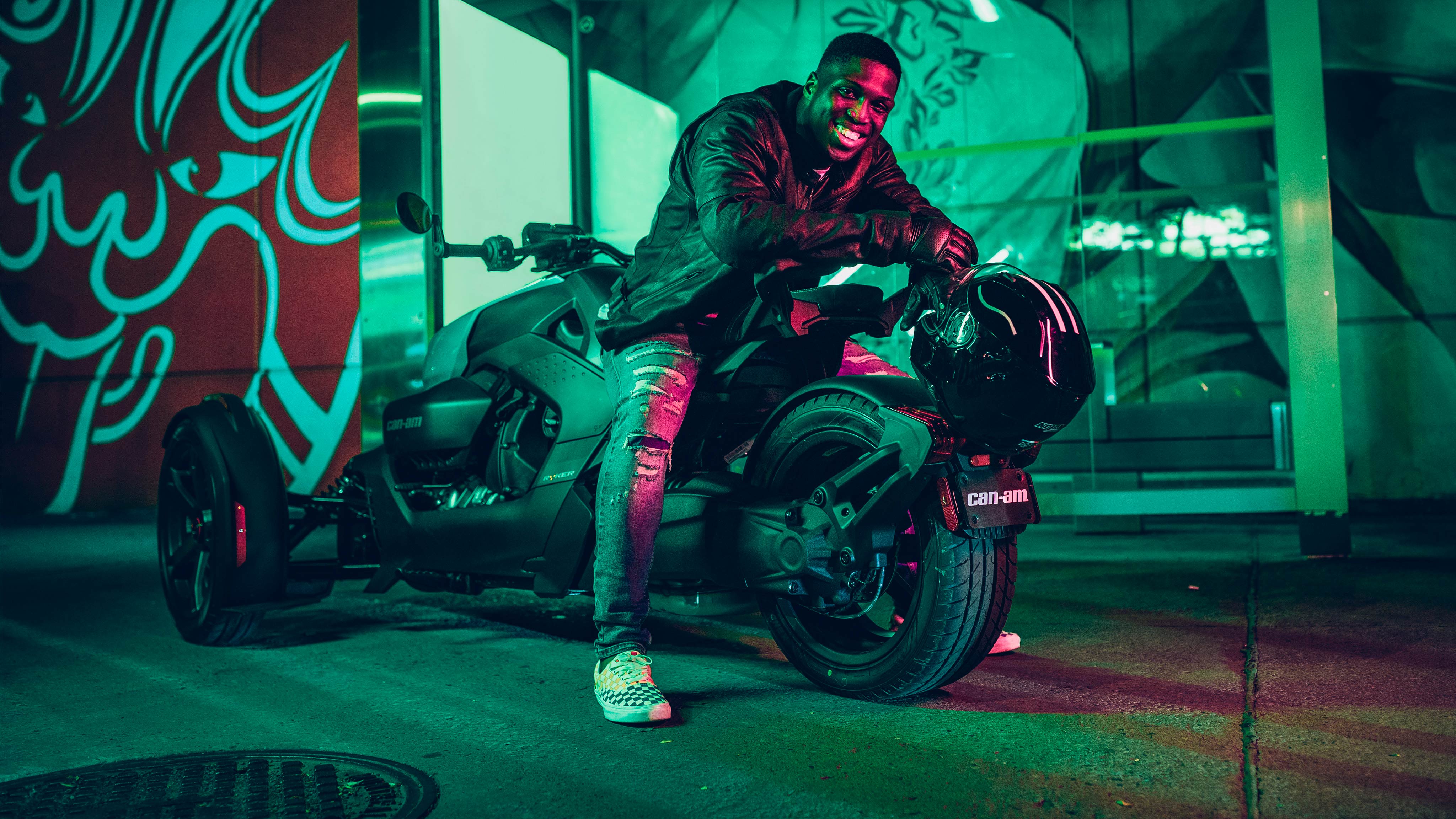 Homme souriant sur son Can-Am Ryker