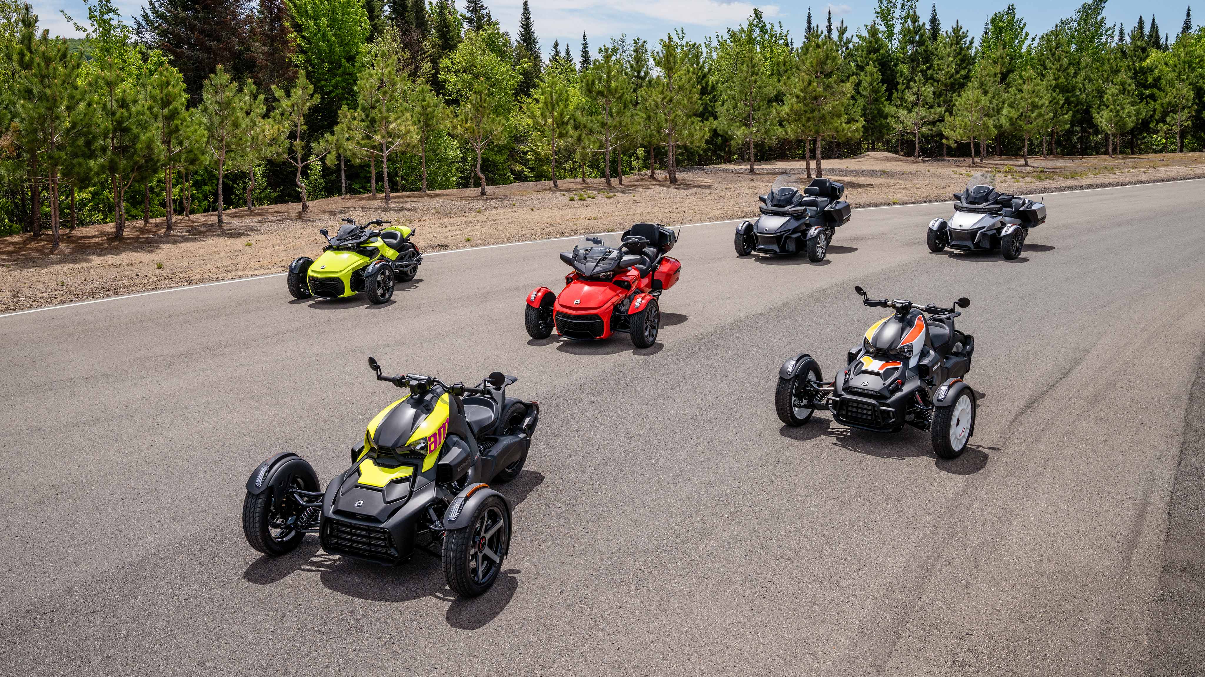 Gamme Can-Am On-Road 2022 sur un parking