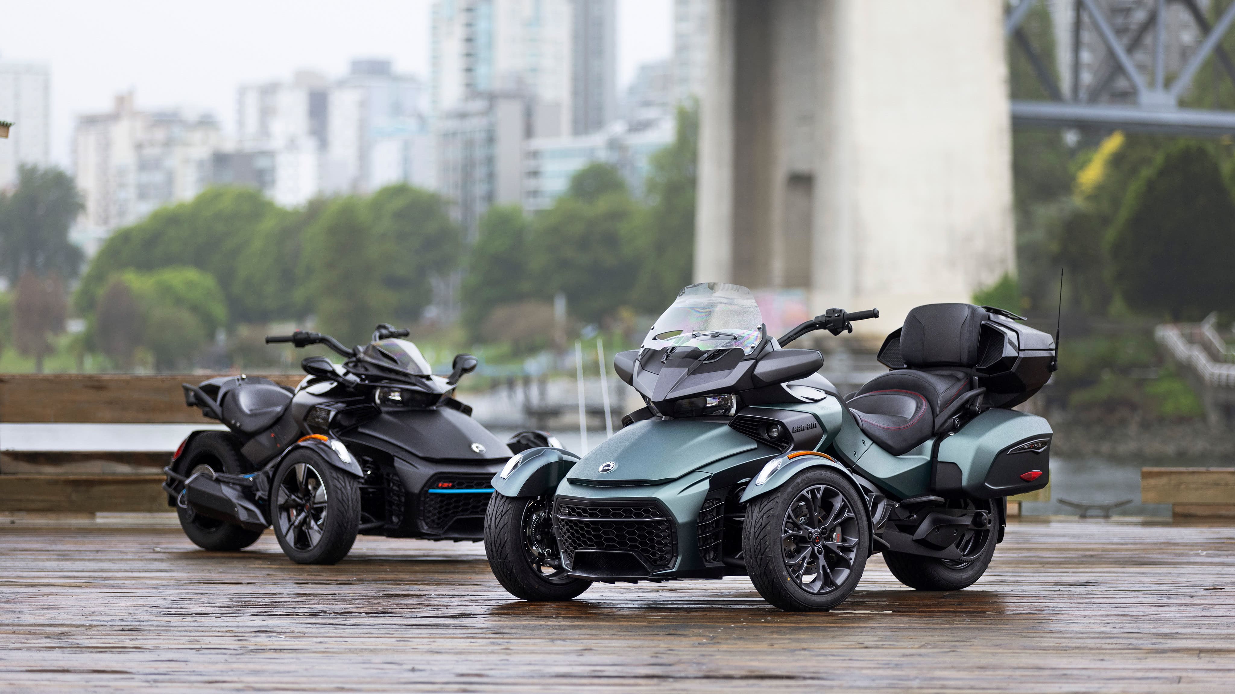 Spyder F3-S et F3 Limited année modèle 2023 sur un parking