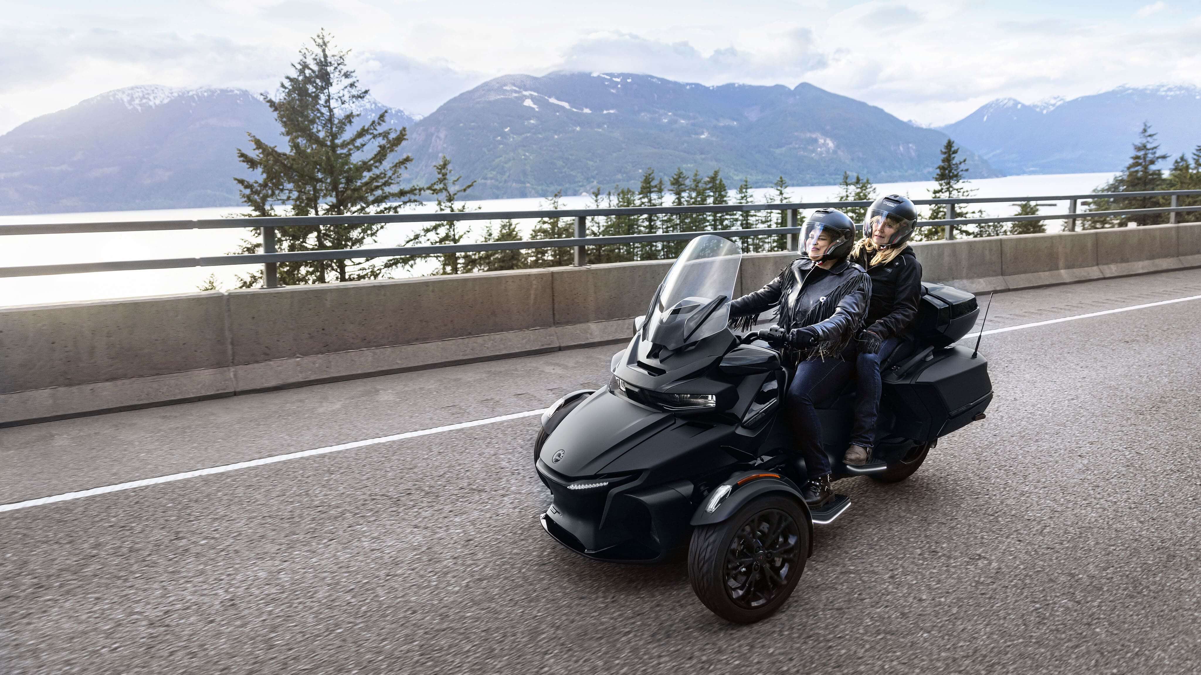 Femme au volant d’un Spyder RT avec une passagère