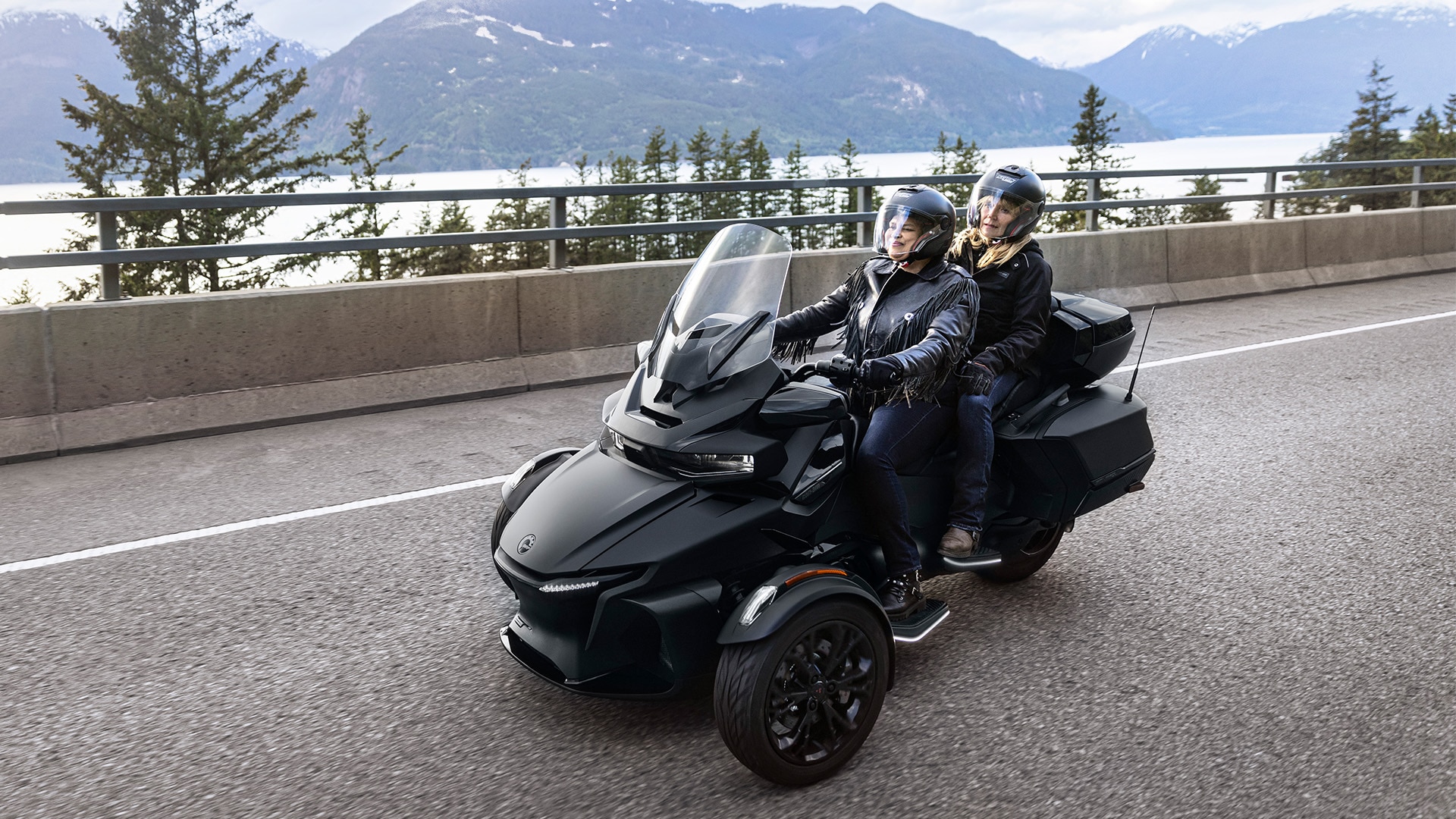 Deux conductrices au volant d'un Can-Am Spyder RT 2023